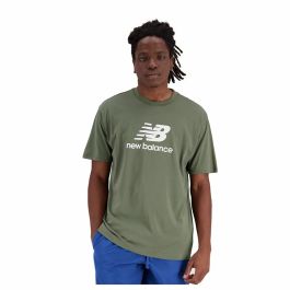 Camiseta de Manga Corta Hombre New Balance Essentials Stacked Logo Verde Precio: 29.94999986. SKU: S6487742