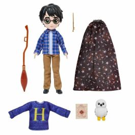 CAJA MUÑECA 20 CM + ACCESORIOS HARRY POTTER Mundo Mágico