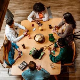 Dujardin Juego de Cartas Sospechoso - Descubre al Espía con tu lenguaje, Juego de deducción para Fiesta o Amigos