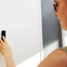 Nuki Teclado de código numérico para control de acceso sin llaves. Crea códigos personalizados para familiares, amigos, invitados – Negro