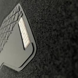 Momo MOMLCM012BW Set 4 Alfombrillas Universales para Coche Negro Blanco, Poliéster PVC Antideslizantes, Talonera Reforzada