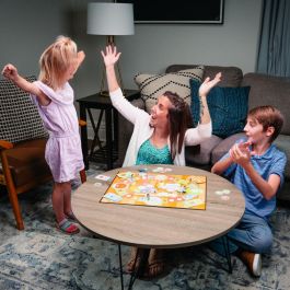 FAMOSA Juego de Mesa Bluey: Búsqueda del Tesoro, Español, +3 años, 2-4 Jugadores, Incluye 4 Figuras y Accesorios