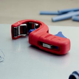 Knipex 90 23 01 BK Cortatubos para Plástico y Acero, Diámetro de Corte hasta 50 mm, Color Azul/Rojo