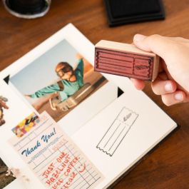 ERIK Set Maletin Scrapbook My Adventure Book UP Disney Pixar Incluye Bolígrafo, Cintas Washi Tape, Sello, Postales y Pegatinas (20x30x6,5cm)