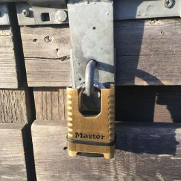 MASTER LOCK Candado de latón macizo de alta seguridad [Grillete protegido] [una combinación] M1177EURD