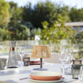 Lámpara de mesa inalámbrica - LUMISKY - STANDY MINI RAFFY - Al. 22 cm - Rafia natural - LED blanco cálido y blanco