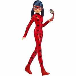 BANDAI - Miraculous Ladybug - Muñeca fashion de 26 cm - Ladybug con su teléfono - Nuevo disfraz efecto vinilo - P50028