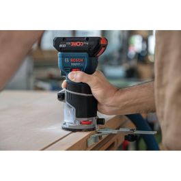 Bosch GKF 18V-8 Fresadora de cantos a batería 18V, 30000 RPM, velocidad ajustable, portaherramientas 6/6.35/8 mm, con luz integrada y adaptador de polvo