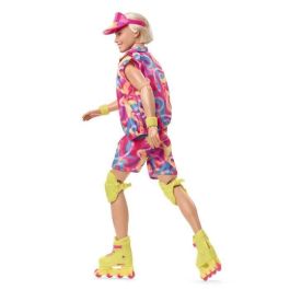 Barbie Ken Fashion Doll Muñeco de la Película Coleccionable con Traje Retro de Patinaje, Visera, Rodilleras y Patines Impala Verde Neón