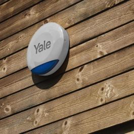 Yale YAL1745589372828 Sirena de exterior para alarma inteligente – 100 dB y luces LED intermitentes – Gris
