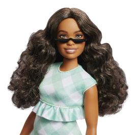 Barbie HYT96 Muñeca Fashionistas con vestido verde menta y gafas