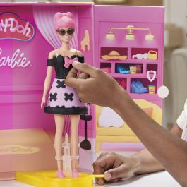 Hasbro Play-Doh Desfile de Moda Barbie Estudio y Pasarela 2 en 1 para +5 años con Modas y Accesorios
