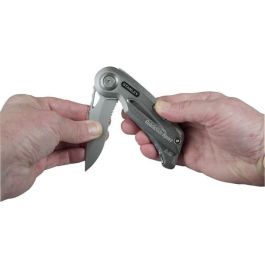 Stanley Navaja Deportiva Quickslide Hoja Acero Inoxidable 76mm con Corte Dentado para Cortes Intensos y Deslizamiento Zinc Compatible Cuchilla Trapecio y Gancho Stanley Navaja Deportiva Quickslide Hoja Acero Inoxidable 76mm con Corte Dentado para Cortes Intensos y Deslizamiento Zinc Compatible Cuchilla Trapecio y Gancho