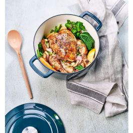 Cosy & Trendy COS5401110056843 Cacerola con tapa de hierro fundido esmaltado, Ø24 cm, 4.6 L, apta para todo tipo de cocinas, inducción, Azul