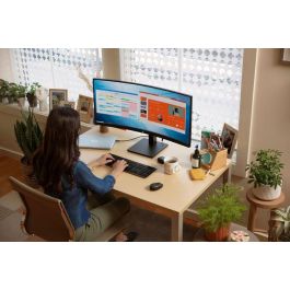 HP Monitor Curvo P34hc G4 de 86.4 cm (34") WQHD 3440x1440 USB-C 65W 1500R 60Hz 5ms VA Altavoces HDMI DisplayPort Negro