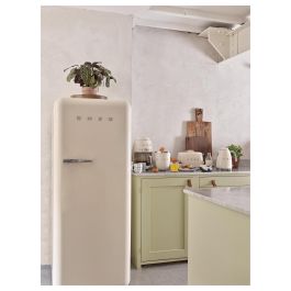Smeg KLF03CREU Hervidor de Agua de Acero Inoxidable 1.7L 2400W con Filtro Antical, Apagado Automático y Base Giratoria 360°, Color Crema