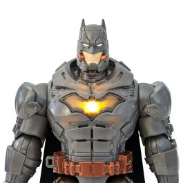 Spin Master 6064833 Figura Electrónica Batman 30 cm con Nuevo Traje y Accesorios, Lanza Armas, Golpes y Sonidos de Batalla
