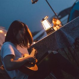 Lumisky LUM3760093548335 Linterna inalámbrica WILDY H23 cm, con asa de cuerda y LED blanco cálido y regulable