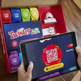 Twister Air, juego Twister con aplicación AR, se conecta a smartphones y tablets, juegos activos en grupo, 8 años