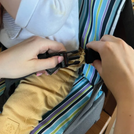 Nuby Asiento Elevador para Bebé con Arnés de 3 Puntos - A partir de 6 Meses, Rayas Azules - NUB0048526994236