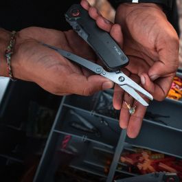 True Herramienta 2 en 1 Cutter y Tijeras con Hoja de 7 cm y Tijeras de 4 cm, Acero Inoxidable y Mango de Aluminio