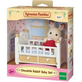 Sylvanian Families 5017 Cama de chocolate para conejo bebé con barrera, manta, almohada y peluche - Juego para niñas +4 años