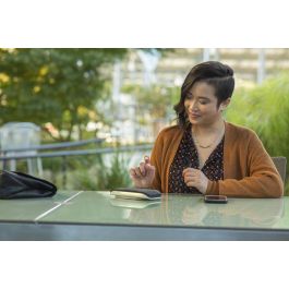 Poly Altavoz Inteligente y Manos Libres USB/Bluetooth, Batería 3200 mAh, Sonido Multimedia para Conferencias y Música