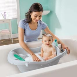 INGENUITY Bañera para bebé, muy cómoda, extra grande con portabebés de tela suave, cojines de asiento, estante, hasta 24 meses