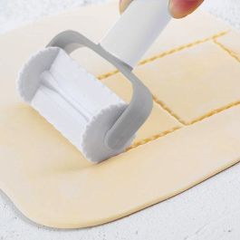 Quttin Rodillo Cortapastas Cuadrado Rizado para Repostería, 16.5 x 8.5 x 4 cm (24 Unidades)