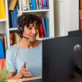 Poly Blackwire 5220 Auriculares Diadema con Conexión 3.5mm, Diseño Ergonómico y Multi-Dispositivo Poly Blackwire 5220 Auriculares Diadema con Conexión 3.5mm, Diseño Ergonómico y Multi-Dispositivo