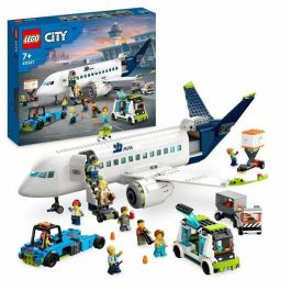 LEGO City 60367 Avión de Juguete con Autobús del Aeropuerto, Remolcador, Camión de Equipaje y 9 Minifiguras