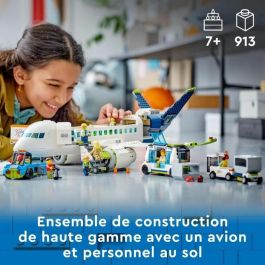 LEGO City 60367 Avión de Juguete con Autobús del Aeropuerto, Remolcador, Camión de Equipaje y 9 Minifiguras