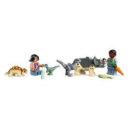 LEGO 76963 Jurassic World Centro de Rescate de Bebés Dinosaurios, Juguete con Figuras de Triceratops y Velociraptor