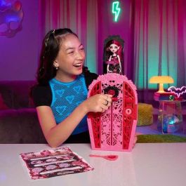 Muñeca monster high draculaura con armario. incluye ropa y accesorios. Muñeca monster high draculaura con armario. incluye ropa y accesorios.