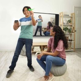 Mattel Pictionary Air 2: Juego interactivo, dibuja en pantalla. Incluye 3 pilas AAA. Edad +11 años. Instrucciones en español/portugués. Mattel Pictionary Air 2: Juego interactivo, dibuja en pantalla. Incluye 3 pilas AAA. Edad +11 años. Instrucciones en español/portugués.
