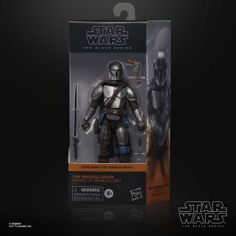 Hasbro G0365 Figura The Black Series Star Wars The Mandalorian 15 cm articulada, diseño premium con sable oscuro, cuchillo y bláster