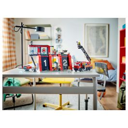 LEGO 60414 Estación de Bomberos y Camión de Bomberos, Figura de Perro de Juguete y 5 Minifiguras, Regalo Infantil