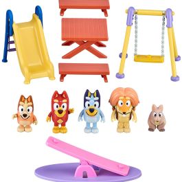 MOOSE 17136 Playset Bluey con 5 Figuras, Accesorios de Parque: Columpio, Tobogán, Balancín y Mesa Picnic - Edad +3 años