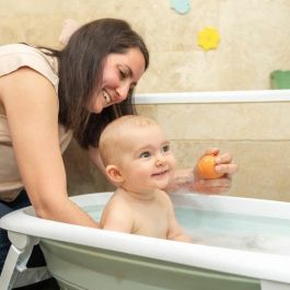 Badabulle Juego de 4 aspersores de baño Juguetes de baño de silicona suave Abiertos para lavar