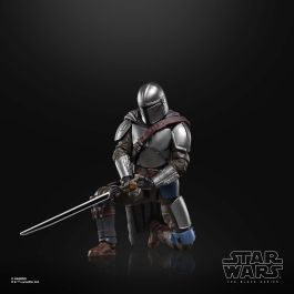 Hasbro G0365 Figura The Black Series Star Wars The Mandalorian 15 cm articulada, diseño premium con sable oscuro, cuchillo y bláster