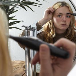 Cosmetic Club Rasuradora Precisión Tira Expositora 12 Unidades Colores Surtidos Blanco Negro Lila