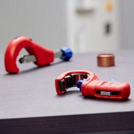 Knipex 90 23 01 BK Cortatubos para Plástico y Acero, Diámetro de Corte hasta 50 mm, Color Azul/Rojo