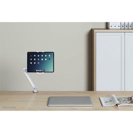 Neomounts DS15-545WH1 Soporte de tablet universal con movimiento completo y abrazadera de escritorio para tablets de 4.7"-12.9", blanco