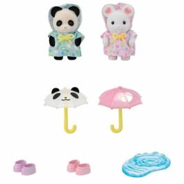 Sylvanian Families SYL1710444957409 Figuras Articuladas Dúo Bebés con Trajes de Lluvia Panda y Marshmallow Mouse