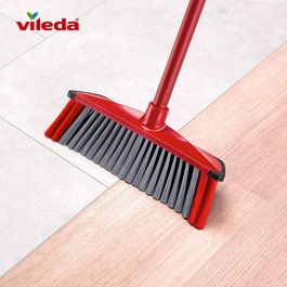 Vileda Universal 3 en 1 antichoque Cepillo Escoba 3 Action con Palo Multiusos, Cerdas para Polvo Fino, Pelos y Esquinas, Rojo