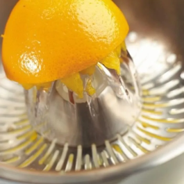 Kenwood Exprimidor de Cítricos AT312B, 600 ml, Colador de Acero Inoxidable, Recipiente Graduado Translúcido