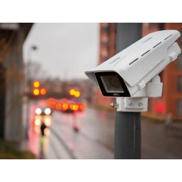 Axis Cámara IP box M1135-E MK II con carcasa y soporte a pared