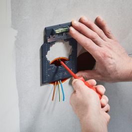 Wolfcraft 5975000 Plantilla para marcar y alinear, para medidas de 71 y 91 mm, obra en seco, instalación de cajas de enchufe e interruptores