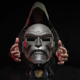 Hasbro Marvel Legends Casco Premium Doctor Muerte para Roleplay, Escala 1:1, Incluye Capucha y Base de Exhibición, Réplica de Cómic