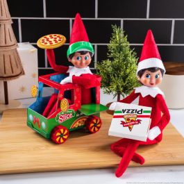 CEFA TOYS Accesorios The Elf On the Shelf Repartidor de Pizzas con Food Truck, Pizza, Caja y Visera - Edad +3 Años